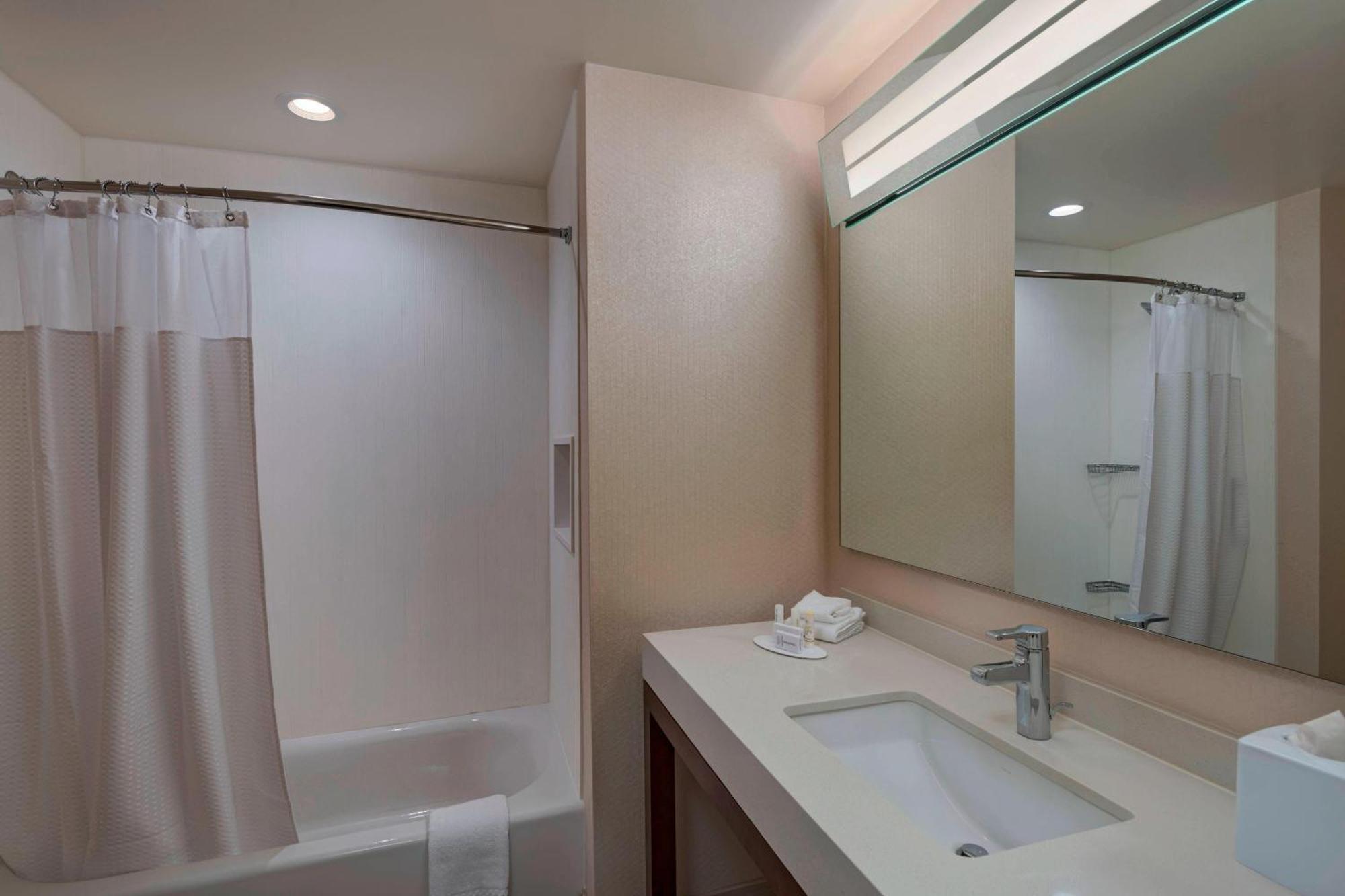 Courtyard By Marriott Houston Sugar Land/Lake Pointe Exterior photo